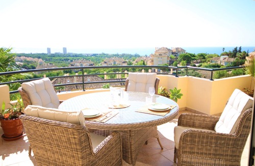 Elviria Apartment | Wonderful penthouse with amazing sea-and golf views in Marbella´s Elviria Hills