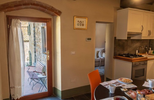 Pergine Valdarno House | Wonderful private villa for 4 people with WIFI, A/C, patio and pets allowed, close to Arezzo
