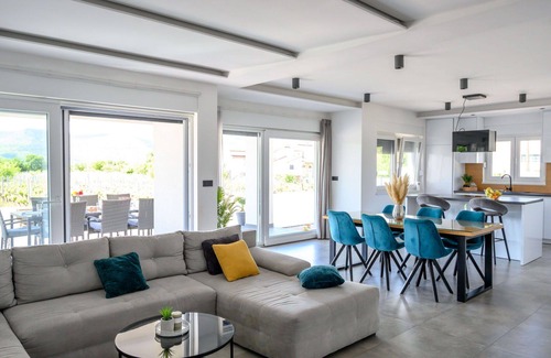 Donji Prolozac House | Wonderful private villa with A/C, WIFI, private pool, TV, terrace, panoramic view and parking