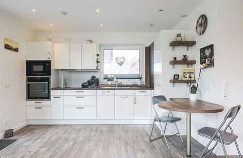 Wanna House | Wonderful private villa for 10 guests with WIFI, hot tub, TV, patio and parking