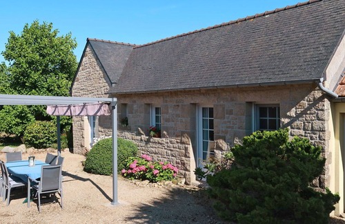 Plounevez-Lochrist House | Wonderful private villa for 2 guests with WIFI, TV, patio, pets allowed and parking