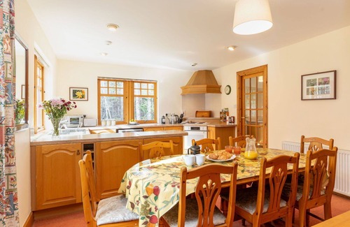 Nethy Bridge Villa | Wonderful private villa for 8 people with WIFI, TV, patio and parking