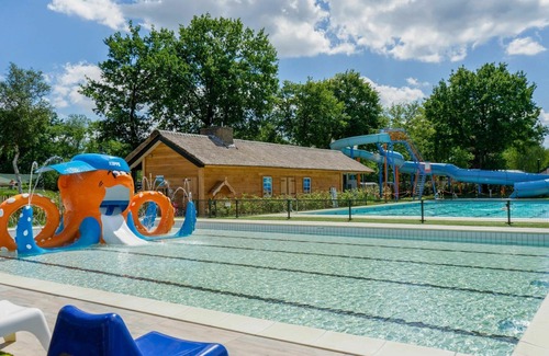 Municipality of Waalwijk House | Wonderful private villa for 6 people with WIFI, pool, TV, terrace and parking