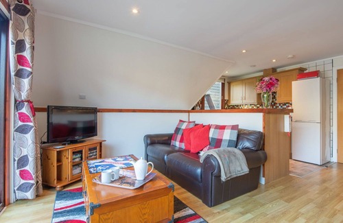 South Laggan House | Wonderful private villa with WIFI, hot tub, TV, terrace, pets allowed, panoramic view and parking