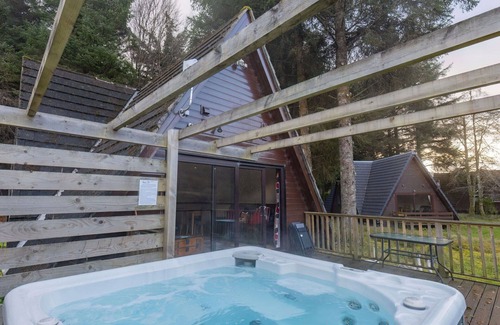 South Laggan House | Wonderful private villa with WIFI, hot tub, TV, terrace, pets allowed, panoramic view and parking