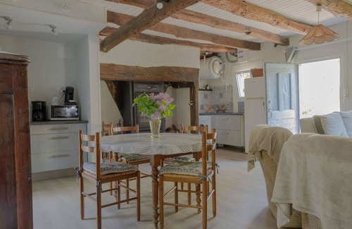 Teyssieu House | Wonderful private villa for 4 guests with TV, terrace and pets allowed