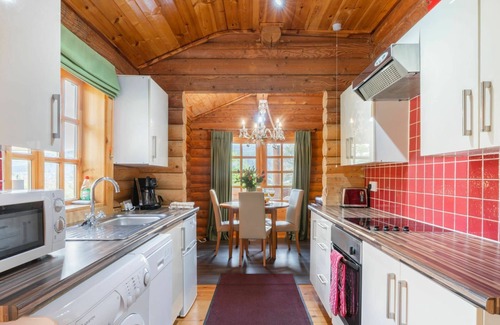 Glen Urquhart House | Wonderful private villa for 4 guests with TV, pets allowed and parking