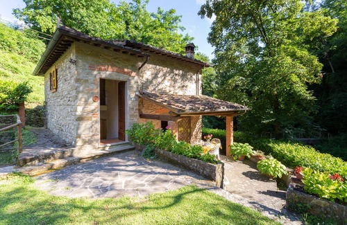 Molezzano Villa | Wonderful private villa for 4 guests with WIFI, TV, patio and pets allowed