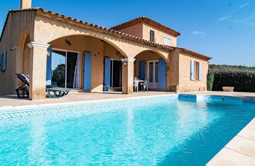Regusse House | Wonderful private villa for 4 guests with private pool, TV, terrace and parking