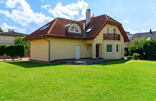 Dolni Chabry Villa | Wonderful private villa for 8 people with WIFI, private pool, TV, terrace and parking