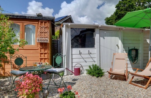 Rolvenden House | Wonderful private villa for 5 people with WIFI, TV, patio, pets allowed and parking