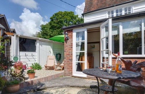 Rolvenden House | Wonderful private villa for 5 people with WIFI, TV, patio, pets allowed and parking