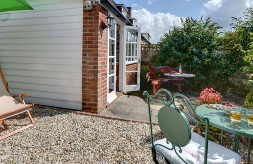 Rolvenden House | Wonderful private villa for 5 people with WIFI, TV, patio, pets allowed and parking