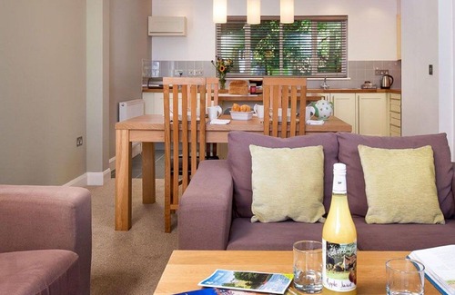 Carnon Downs House | Wonderful private villa for 4 people with WIFI, pool, TV and pets allowed