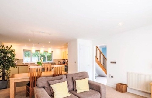 Carnon Downs House | Wonderful private villa for 4 people with WIFI, pool, TV and pets allowed