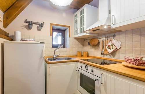 Lic House | Wonderful private villa for 4 guests with WIFI, A/C, hot tub, TV, terrace and parking