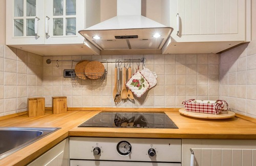 Lic House | Wonderful private villa for 4 guests with WIFI, A/C, hot tub, TV, terrace and parking