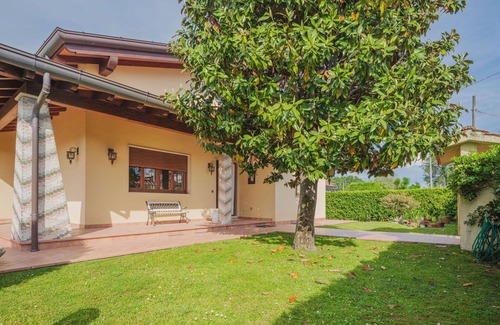 Marina di Massa House | Wonderful private villa for 4 guests with WIFI, A/C, TV and terrace
