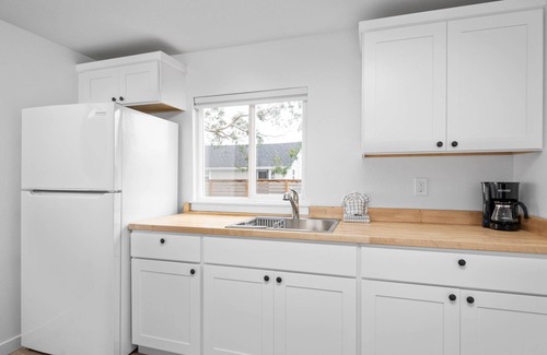 Manzanita Condo | Wonderful Rockaway Location, *Pet Friendly*, Newly Remodeled, Walk to Beach and Downtown, Unit 4