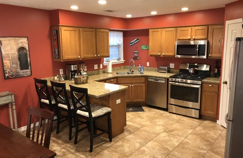 Southern Plantation House | Wonderful, Spacious, Upscale Game Day home just 5 miles from Kyle Field!