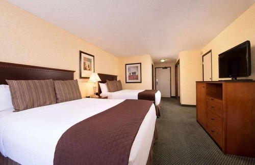 Port Angeles Resort | Wonderful Stay! 3 Comfortable Units, Outdoor Pool, Pets Allowed, FREE Parking!