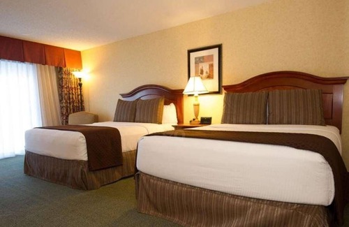 Port Angeles Resort | Wonderful Stay! 3 Comfortable Units, Outdoor Pool, Pets Allowed, FREE Parking!