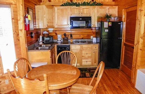 Pigeon Forge Apartment | Wonderful Studio Cabin - Close To The River and Town. Perfect For Couples !