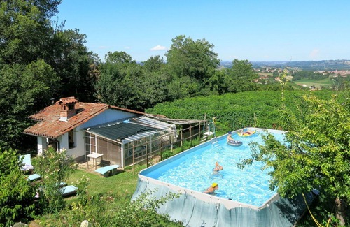 San Damiano dʼAsti Villa | Wonderful villa for 5 people with WIFI, pool, TV, patio, pets allowed and panoramic view