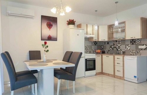 Pinezici House | Wonderful villa for 10 people with A/C, WIFI, private pool, TV and terrace