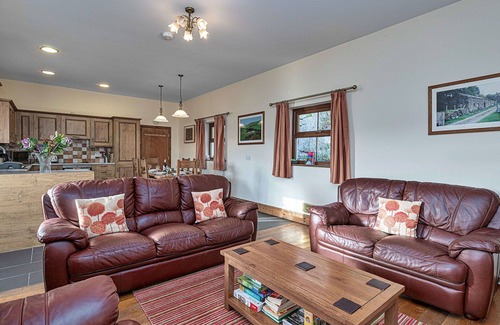 Glandyfi House | Wonderful villa for 6 people with WIFI, hot tub, TV, pets allowed and parking