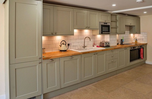 Little Rissington House | Wonderful villa for 6 guests with hot tub, WIFI, pets allowed and parking