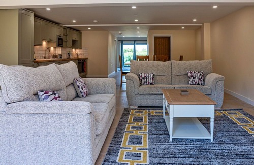 Little Rissington House | Wonderful villa for 6 guests with hot tub, WIFI, pets allowed and parking