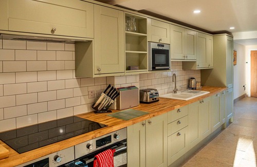 Little Rissington House | Wonderful villa for 8 people with hot tub, WIFI, pets allowed and parking