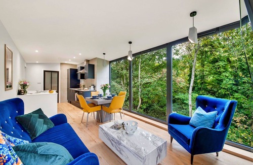 Cragg Vale House | Wonderful villa for 6 guests with WIFI, TV, balcony and pets allowed