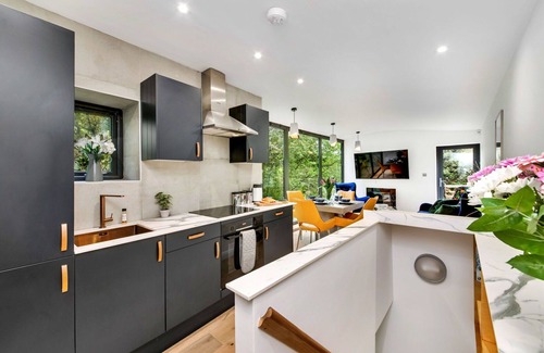 Cragg Vale House | Wonderful villa for 6 guests with WIFI, TV, balcony and pets allowed