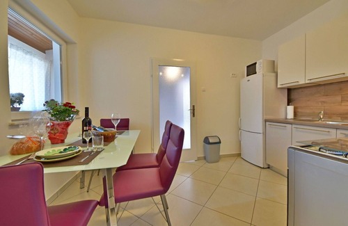 Volosko House | Wonderful villa for 4 guests with WIFI, A/C, hot tub, TV, patio and parking