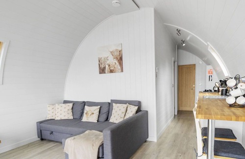 Hertford House | Wonderful villa for 6 guests with hot tub, TV, terrace, pets allowed and parking