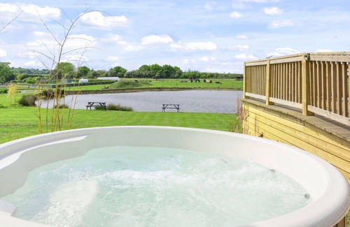 Hertford House | Wonderful villa for 6 guests with hot tub, TV, terrace, pets allowed and parking