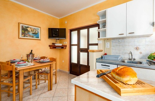 Tinjan House | Wonderful villa for 6 people with WIFI, private pool, A/C, TV, terrace and pets allowed