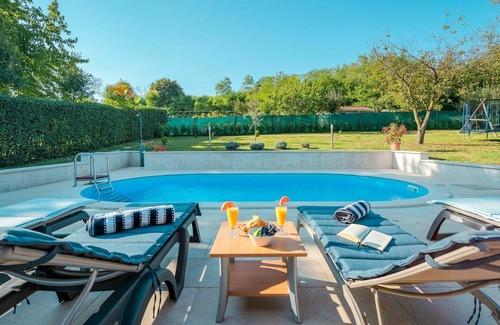 Tinjan House | Wonderful villa for 6 people with WIFI, private pool, A/C, TV, terrace and pets allowed