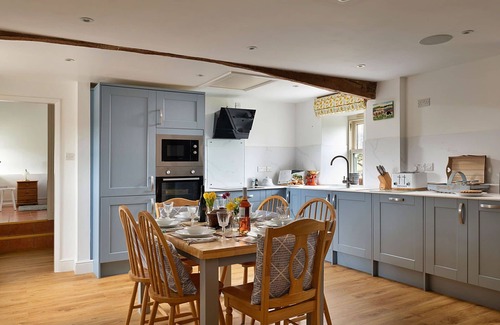 Llandrillo House | Wonderful villa for 4 guests with WIFI, hot tub, TV and terrace