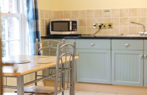 Eaton Mascott House | Wonderful villa for 4 guests with WIFI, TV and pets allowed