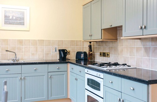 Eaton Mascott House | Wonderful villa for 4 guests with WIFI, TV and pets allowed