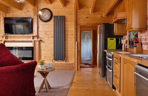Craven Arms House | Wonderful villa for 2 guests with hot tub, WIFI, TV and terrace