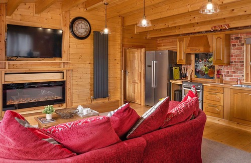 Craven Arms House | Wonderful villa for 2 guests with hot tub, WIFI, TV and terrace