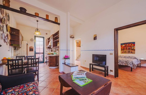 Viareggio House | Wonderful villa for 8 guests with TV, patio and parking