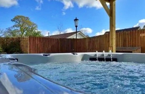 Liverton House | Wonderful villa for 4 people with pool, WIFI, hot tub