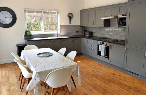 Liverton House | Wonderful villa for 6 guests with hot tub, pool, WIFI