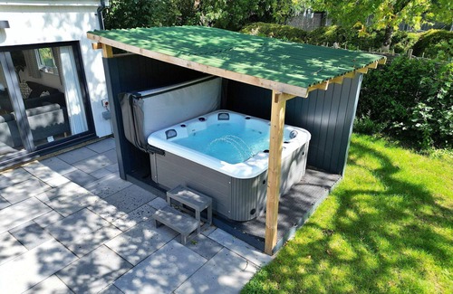 Liverton House | Wonderful villa for 6 guests with hot tub, pool, WIFI