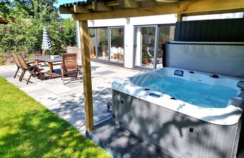 Liverton House | Wonderful villa for 6 guests with hot tub, pool, WIFI